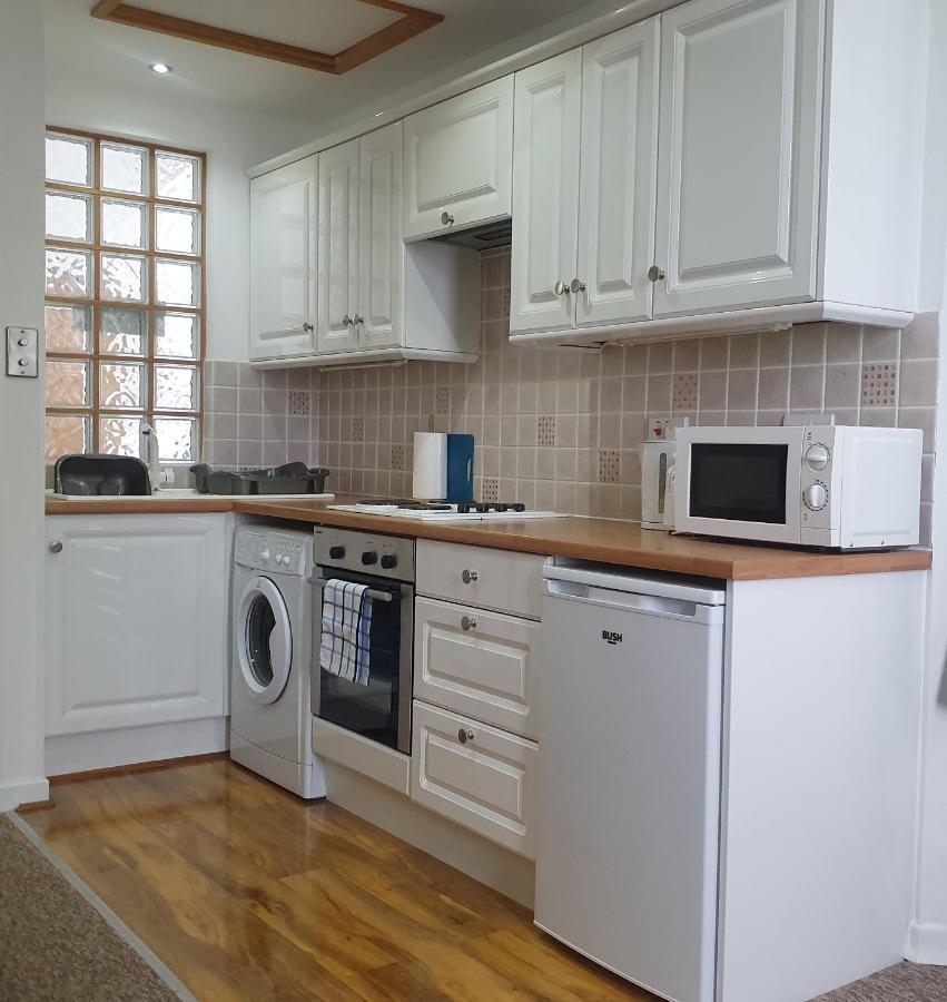 A Beautiful Apartment With Stunning Sea Views & Private Balcony Борнмът Екстериор снимка