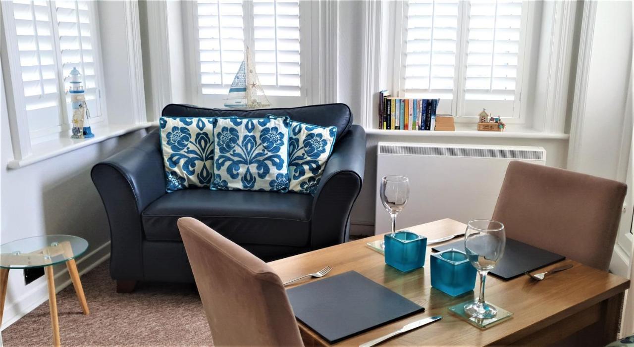 A Beautiful Apartment With Stunning Sea Views & Private Balcony Борнмът Екстериор снимка