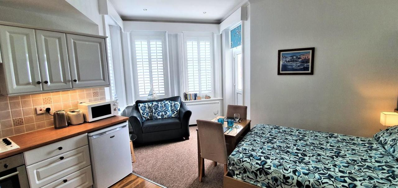 A Beautiful Apartment With Stunning Sea Views & Private Balcony Борнмът Екстериор снимка