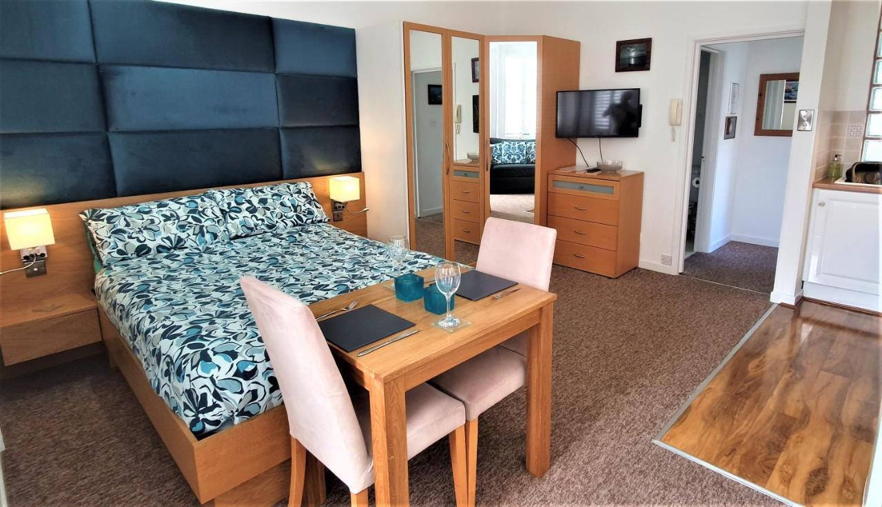 A Beautiful Apartment With Stunning Sea Views & Private Balcony Борнмът Екстериор снимка