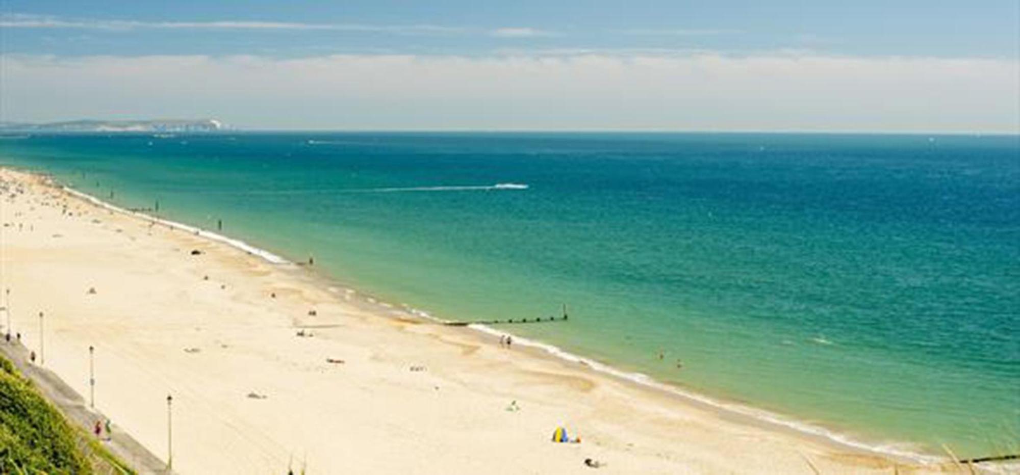 A Beautiful Apartment With Stunning Sea Views & Private Balcony Борнмът Екстериор снимка