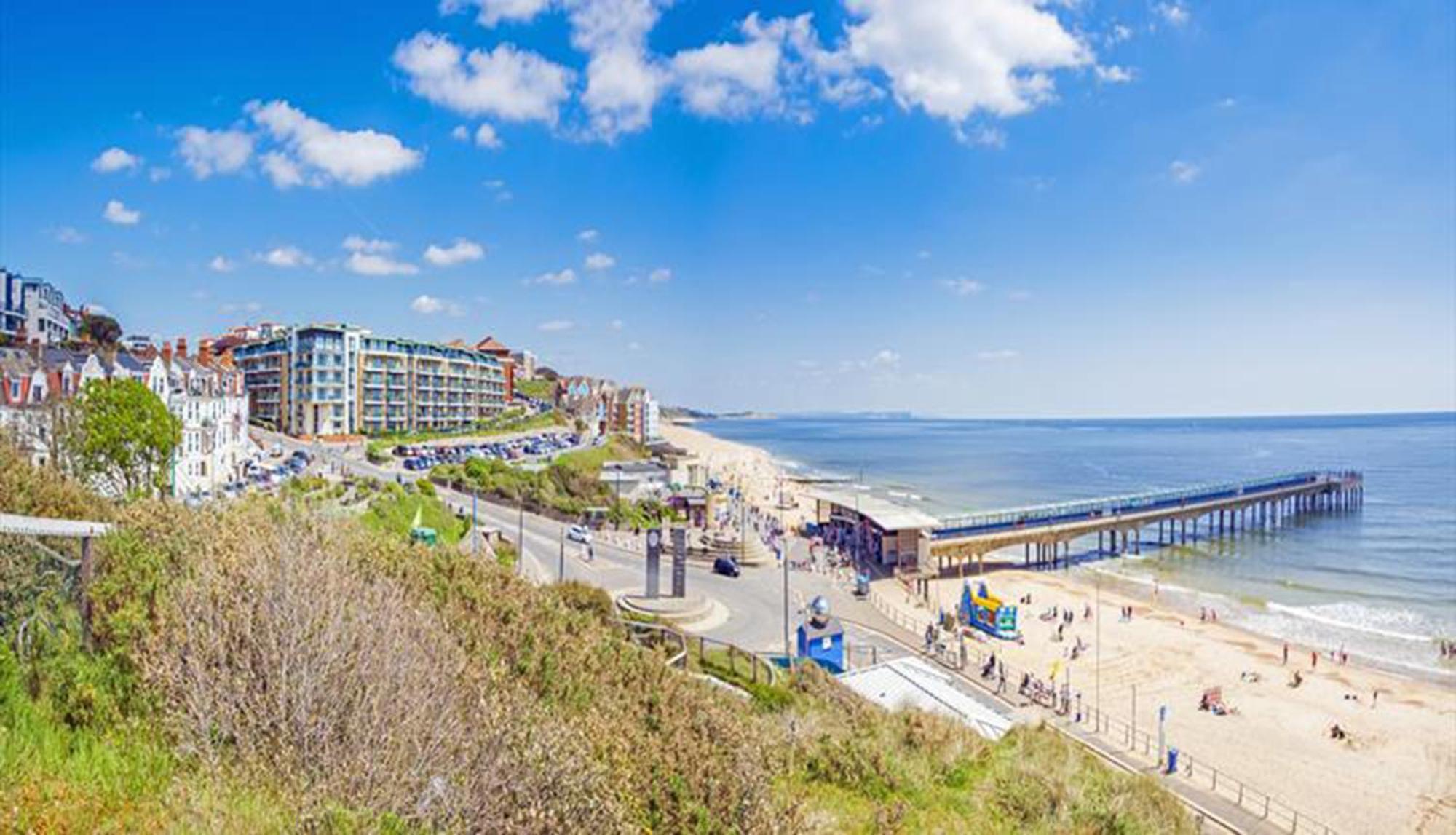A Beautiful Apartment With Stunning Sea Views & Private Balcony Борнмът Екстериор снимка