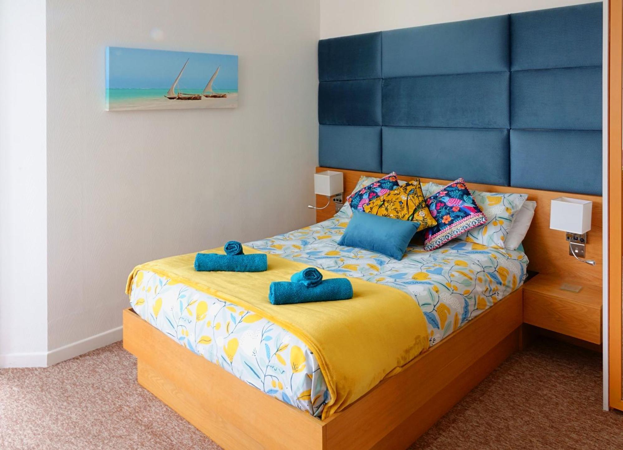 A Beautiful Apartment With Stunning Sea Views & Private Balcony Борнмът Екстериор снимка