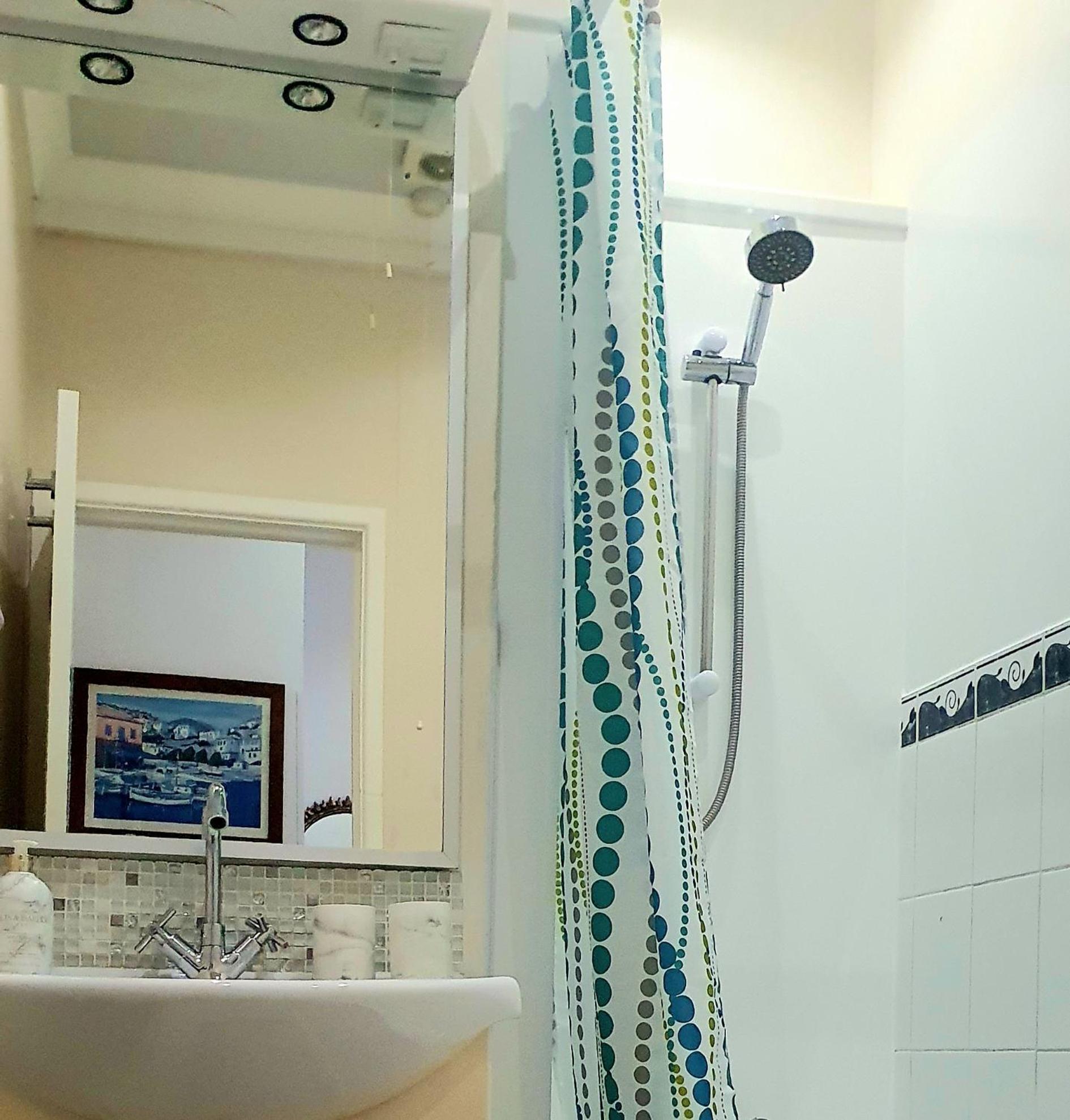 A Beautiful Apartment With Stunning Sea Views & Private Balcony Борнмът Екстериор снимка